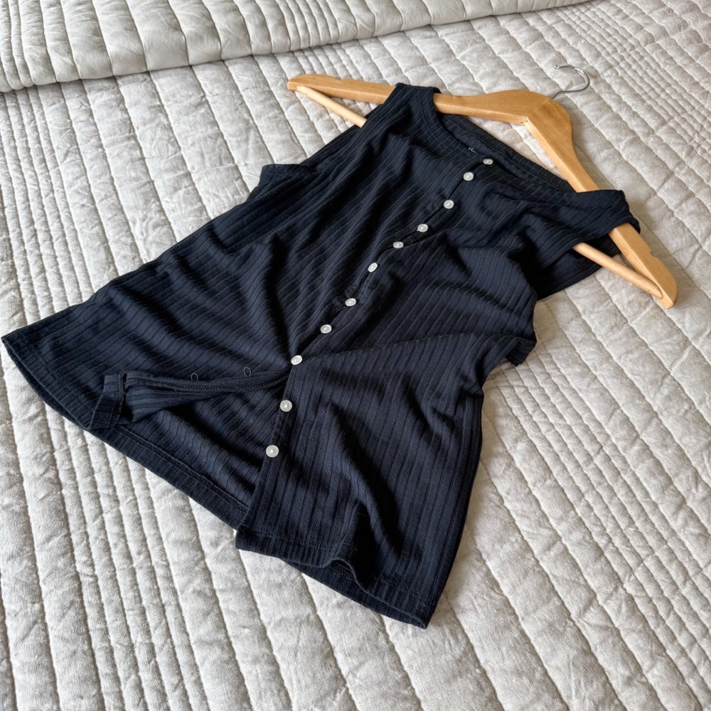 LNWOT A&F Sleeveless Black Button-Down Top - Picture 3 of 3